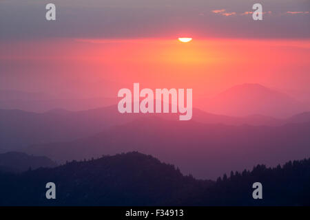 Coucher de soleil sur la Sierra Nevada de Moro Rock, Sequoia National Park, Californie, USA Banque D'Images