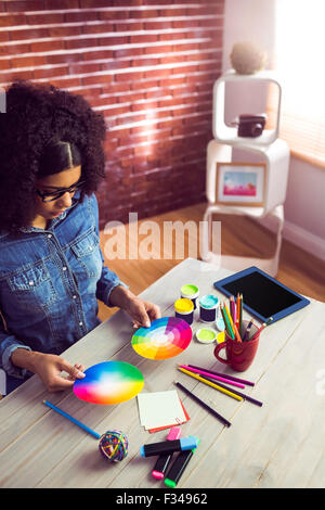 Casual businesswoman holding une roue des couleurs Banque D'Images