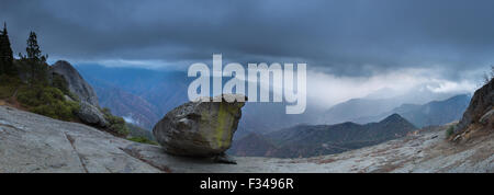 Hanging Rock et la Kaweah Valley, Sequoia National Park, California, USA Banque D'Images