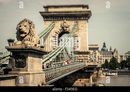 Pont des chaînes traversant le Danube à Budapest, Hongrie. Banque D'Images