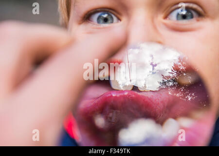 Boy holding a magnifying glass Banque D'Images