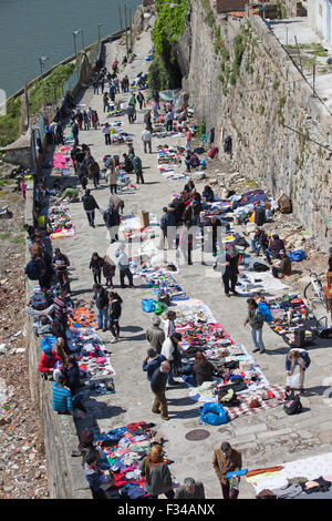 Marché aux Puces de Vandoma à Porto, Portugal, le portugais traditionnel Bazar samedi tous les articles de seconde main Banque D'Images