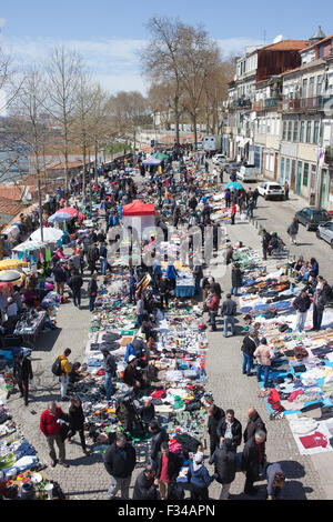 Marché aux Puces de Vandoma à Porto, Portugal, le portugais traditionnel Bazar samedi tous les articles de seconde main Banque D'Images