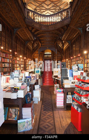 L'intérieur de la Librairie Lello et Irmao à Porto, au Portugal, un des plus anciens, plus célèbre et magnifique bibliothèque librairie à la worl Banque D'Images