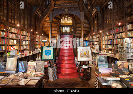 L'intérieur de la Librairie Lello et Irmao à Porto, au Portugal, un des plus anciens, des plus célèbre librairie Bibliothèque dans le monde. Banque D'Images