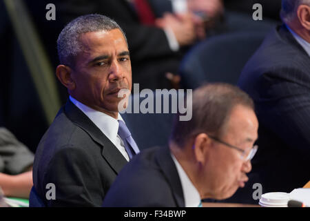 New York, USA. Sep 29, 2015. Le président américain Barack Obama (G) est à l'écoute au Secrétaire Général des Nations Unies, Ban Ki-moon, les dirigeants remarques au cours du sommet sur la lutte contre l'extrémisme violent au siège des Nations Unies à New York le 29 septembre, 2015. Le Secrétaire Général des Nations Unies Ban Ki-moon, a déclaré ce mardi que la lutte contre l'extrémisme violent nécessite une réponse unifiée à travers le monde, en disant que "les gouvernements ne peuvent pas faire seuls." Crédit : Muzi Li/Xinhua/Alamy Live News Banque D'Images