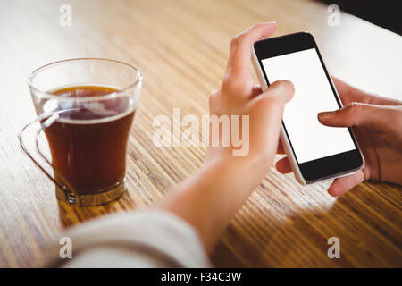 Les mains de womans holding smartphone Banque D'Images