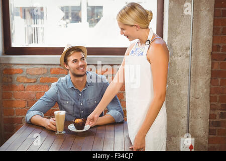 Waitress Smiling blonde à muffin beau hipster Banque D'Images