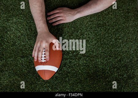 Joueur de football américain marquant un touchdown Banque D'Images