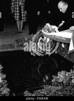 Premier Ministre de la Yougoslavie à l'abbaye de Westminster. M. Mitha Ribicic, Yougoslavie, Premier Ministre, dépose une gerbe sur la tombe du soldat inconnu à l'abbaye de Westminster, Londres, aujourd'hui, 23 février. M. Ribicic est à Londres pour une visite officielle de quatre jours, sa première visite à un capital de l'Ouest puisqu'il devient premier ministre l'année dernière. Il est d'avoir des entretiens avec le Premier Ministre britannique Harold Wilson, Secrétaire aux affaires étrangères et Michael Stewart, sur le Moyen-Orient, la sécurité européenne, et les relations est-ouest. Dec 20, 1976. © Keystone Photos USA/ZUMAPRESS.com/Alamy Live News Banque D'Images