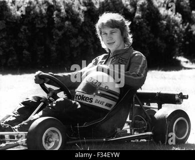 26 déc 1976 - Dave ''Chasse'' pour le succès : Dix-huit ans, Dave Hunt est déterminé à suivre les traces de son frère aîné James, ancien pilote champion de la formule 1. À l'heure actuelle les deux frères souffrent un peu de leur fortune ; James est incapable de trouver la forme qui l'a porté le titre mondial et Dave est réduit à laver des voitures dans un showroom à Londres pour ramasser des fonds pour la prochaine saison de 100 go-carting, National, qu'il espère mener à une carrière en sport automobile. Lorsqu'il quitte l'école Dave espère également d'entrer dans l'université d'Oxford, mais la chose la plus importante Banque D'Images