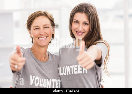 Female bénévoles doing Thumbs up Banque D'Images