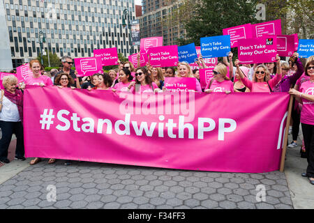 New York, USA. 29 Septembre, 2015. Des centaines de partisans de la planification familiale à un 'Pink' rassemblement à Foley Square à New York le mardi, 29 Septembre, 2015. Au congrès des conservateurs contre les soins de santé génésique à couper le financement du PP, menace de causer un arrêt gouvernement si leurs revendications ne sont pas satisfaites. PP d'Amérique Président Cecile Richards a témoigné aujourd'hui et défendu le orgainzation à un comité du Congrès. Crédit : Richard Levine/Alamy Live News Banque D'Images