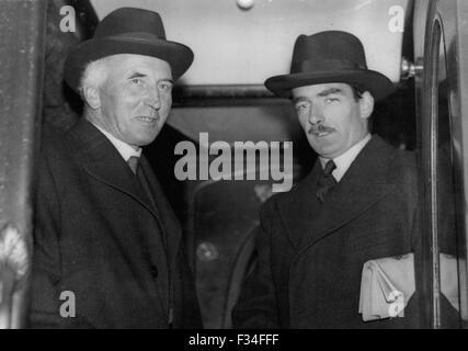 26 déc 1956 - Photo montre : Sir John Simon, et M. Anthony Eden, à Victoria, avant de partir pour Genève. © Keystone Photos USA/ZUMAPRESS.com/Alamy Live News Banque D'Images