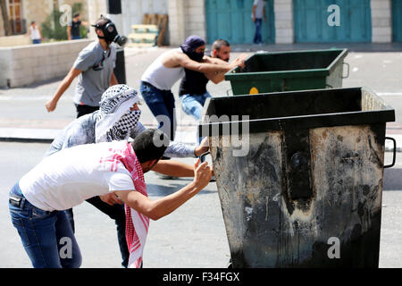 Des manifestants palestiniens bloquent les rues de Bethléem en Cisjordanie, lors d'une manifestation. Les Palestiniens dans la ville cisjordanienne de Bethléem ont pris part à une manifestation pour la défense de la mosquée Al Aqsa à Jérusalem Est, après plusieurs semaines d'affrontements entre les forces israéliennes et les Palestiniens. Protestations similaire à celle de Bethléem ont eu lieu dans toute la Cisjordanie après les factions politiques palestiniennes a demandé aux citoyens de montrer leur solidarité avec le lieu saint à Jérusalem. La violence et les tensions ont été à la hausse dans l'Est de Jérusalem et de la Cisjordanie comme soldi israélien Banque D'Images