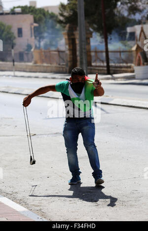 Un jeune Palestinien est titulaire d'une fronde à la main, au cours d'une manifestation dans la ville cisjordanienne de Bethléem. Les Palestiniens dans la ville cisjordanienne de Bethléem ont pris part à une manifestation pour la défense de la mosquée Al Aqsa à Jérusalem Est, après plusieurs semaines d'affrontements entre les forces israéliennes et les Palestiniens. Protestations similaire à celle de Bethléem ont eu lieu dans toute la Cisjordanie après les factions politiques palestiniennes a demandé aux citoyens de montrer leur solidarité avec le lieu saint à Jérusalem. La violence et les tensions ont été à la hausse dans l'Est de Jérusalem et dans l'EMTE Banque D'Images