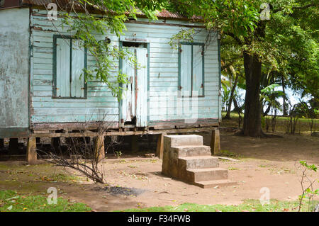 Maison traditionnelle en bois créole de personnes vivant sur l'île des Caraïbes du Nicaragua. Banque D'Images