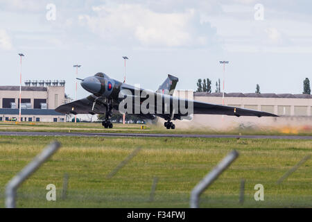 XH558 décolle à l'aéroport de Doncaster pour l'un de la dernière fois en septembre 2015. Banque D'Images