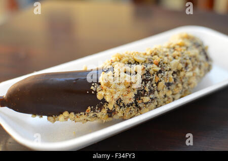 Chocobanana - dessert traditionnel au Guatemala de bananes congelées trempé dans du chocolat chaud Banque D'Images