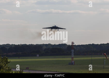 Avro Vulcan atterrit à l'aéroport de Doncaster après l'un de ses vols de finale. Banque D'Images