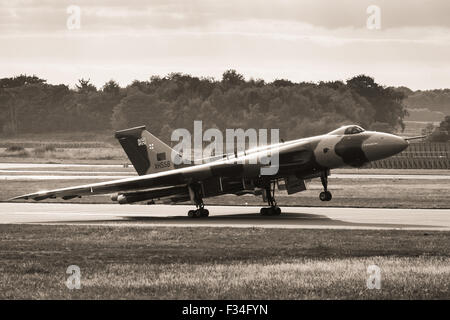 Avro Vulcan atterrit à l'aéroport de Doncaster après l'un de ses vols de finale. Banque D'Images