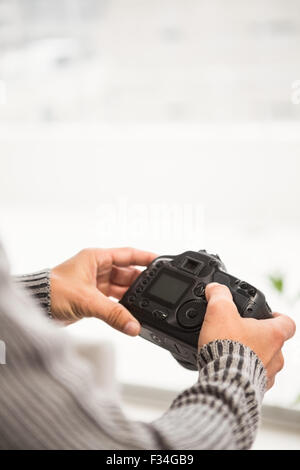 Vue en gros plan de mains holding camera Banque D'Images