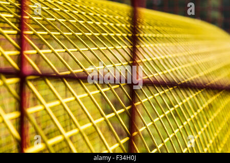 Close-up de balles de foin flottante appelée 'Summer champs' sculptures vu au Yorkshire Sculpture Park. Banque D'Images