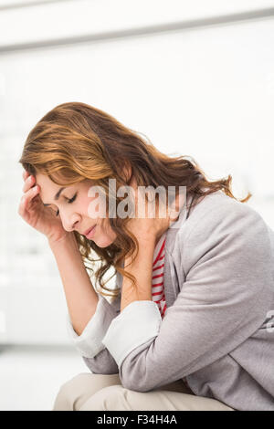 Surchargés de casual businesswoman having a headache Banque D'Images