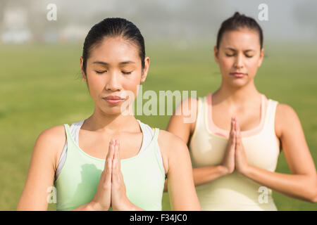 Les femmes faisant du yoga sportif pacifique Banque D'Images