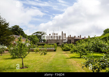 Walmer Château Tudor construite en 1540 avec le potager et verger dans la foregound. Blanc et bleu ciel nuageux au-dessus. Prise de vue au grand angle. Banque D'Images