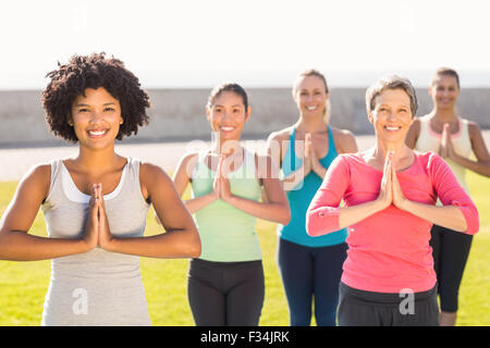 Smiling sporty women doing yoga en position de prière Banque D'Images