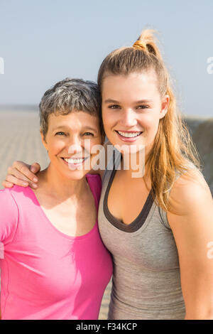 Mère et fille sportive smiling Banque D'Images