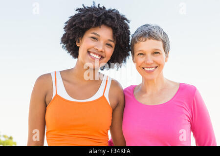 Deux femmes sportive smiling at camera Banque D'Images