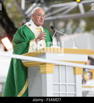 Le pape François célèbre la messe le long de la Benjamin Franklin Parkway, 27 septembre 2015 à Philadelphie, Pennsylvanie. Banque D'Images