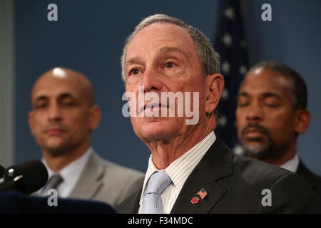 Maire de la ville de New York Michael Bloomberg en détail les plans de villes nouvelles de l'Ouragan Sandy sont financés par le gouvernement fédéral et les programmes de récupération au cours d'une conférence de presse Le 6 février 2013 à New York. Banque D'Images