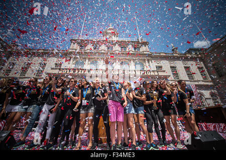 Maire de la ville de New York, Bill De Blasio héberge un canyon des héroïnes Ticker-Tape défilé et de célébration en l'honneur de l'équipe féminine de soccer des États-Unis après leur victoire dans le Championnat du Monde de la FIFA, le 10 juillet 2015 à New York. Banque D'Images