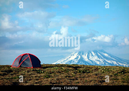 Camping au-dessous du volcan Vilyuchinsky, péninsule du Kamchatka, Russie Banque D'Images