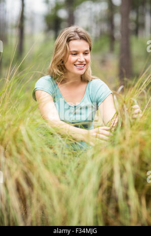 Jolie Jeune randonneur assis dans l'herbe haute Banque D'Images