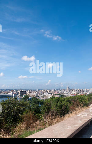 Une vue sur la skyline de La Havane comme vu à partir d'une colline, dans le quartier de Casablanca. Banque D'Images