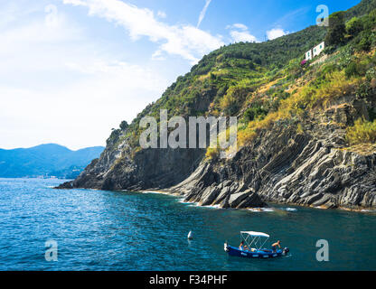 Un bateau ancres à l'extérieur du port de Vernazza en Italie's Cinque Terre. Banque D'Images