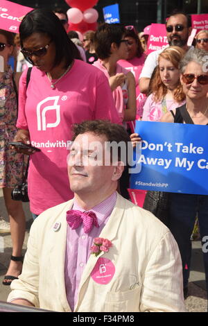 New York City, United States. Sep 29, 2015. Un militant handicapé assiste à la manifestation. Les militants et administrateurs de la planification familiale, NYC, réunis à Foley Square le long de NYC première dame Chirlane McCray et représentants élus de démontrer l'appui à l'organisation. Credit : Andy Katz/Pacific Press/Alamy Live News Banque D'Images