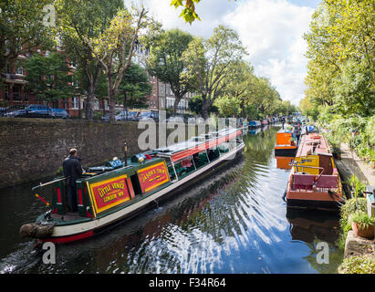 Un petit bateau sur le Regents Canal dans la petite Venise de Londres Grande-bretagne Banque D'Images