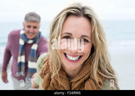 Happy woman pulling son partenaire vers elle Banque D'Images