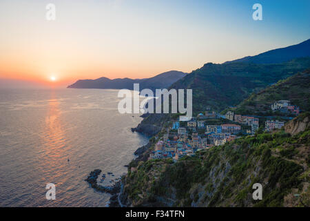 Coucher de soleil sur Riomaggiore dans Cinque Terre, Italie Banque D'Images