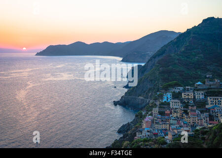 Le soleil se couche à Riomaggiore, le premier arrêt et peut-être la plus belle vue de la région des Cinque Terre. Banque D'Images