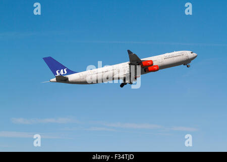 SAS scandinave, LN-RKG, Airbus A340-313, vol, SK935, décolle à l'aéroport de Kastrup, CPH, pour San Francisco. Banque D'Images