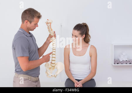 Médecin montrant à son patient dos anatomique Banque D'Images