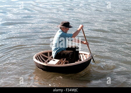 AJAXNETPHOTO - 1997 - BEAULIEU RIVER, EN ANGLETERRE. - Un HOMME ET SON BATEAU - TRADITIONNEL SUR LA RIVIÈRE CORACLE. PHOTO:JONATHAN EASTLAND/AJAX REF;0503 26 Banque D'Images