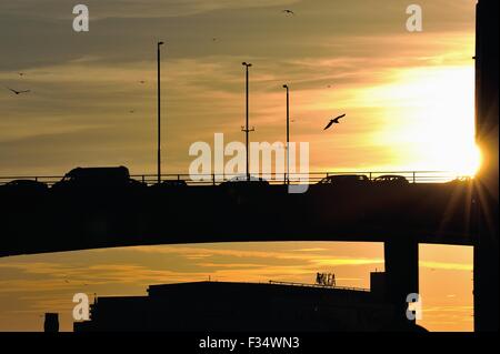 Glasgow, Ecosse, Royaume-Uni. Sep 29, 2015. S'allume au coucher du soleil le long de la rivière Clyde Glasgow silhouetting le Kingston Bridge Crédit : Tony Clerkson/Alamy Live News Banque D'Images