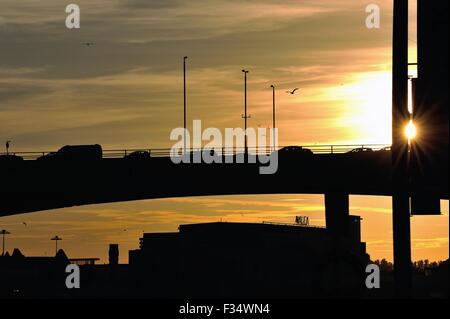 Glasgow, Ecosse, Royaume-Uni. Sep 29, 2015. S'allume au coucher du soleil le long de la rivière Clyde Glasgow silhouetting le Kingston Bridge Crédit : Tony Clerkson/Alamy Live News Banque D'Images